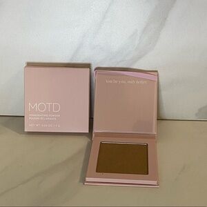 MOTD Cosmetics highlighting powder